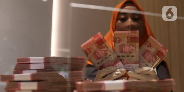 Rupiah Ditutup Melemah di 17.706 per Dolar AS, Harga Minyak jadi Pemicu