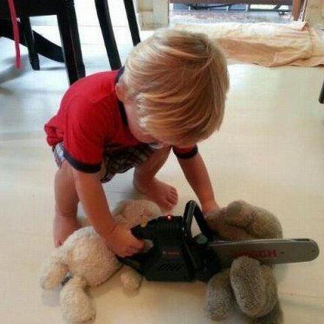 7 Potret Kelakuan Kocak Anak Kecil yang Bikin Ngakak