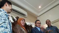 Pasangan Khofifah Indar Parawansa-Emil Elestianto Dardak mendatangi rumah Ketua Umum PAN Zulkifli Hasan (Merdeka.com/ Hari Ariyanti)