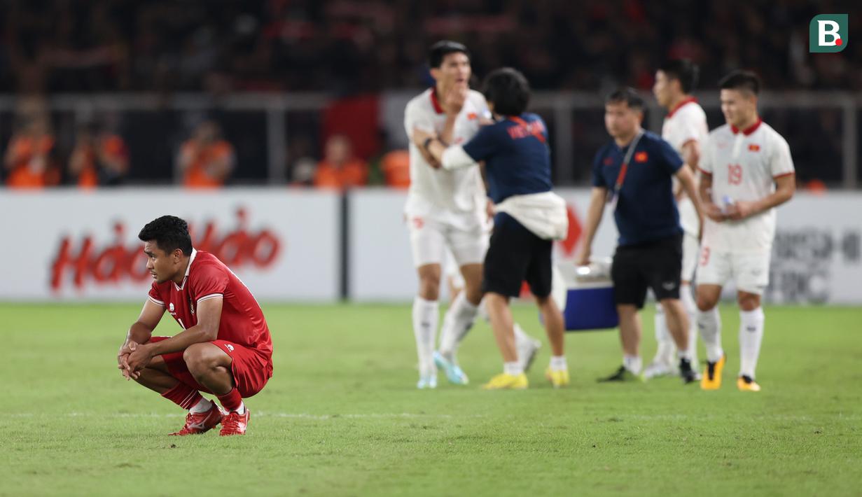 Pemain Timnas Indonesia, Asnawi Mangkualam tertunduk lesu setelah berakhirnya laga leg pertama babak semifinal Piala AFF 2022 menghadapi Vietnam di Stadion Utama Gelora Bung Karno (SUGBK), Jumat (6/1/2023) sore WIB. Timnas Garuda harus puas bermain imbang 0-0. (Bola.com/Bagaskara Lazuardi)