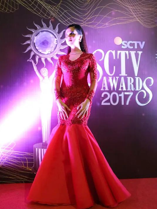 Tampilan glamor sering juga terlihat di diri Cut Meyriska. Seperti saat hadir di SCTV Awards 2017 beberapa waktu lalu, Cut tampak cantik dengan gaun panjangnya berwarna merah. (Instagram/cutratumeyriska)