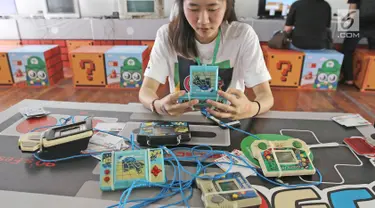 Pengunjung bermain game bot di acara bertajukThe 90s Festival, Jakarta, Sabtu (25/11). Dalam event tersebut terdapat berbagai jenis game, pernak-pernik, makanan, atribut, tokoh super hero, barang-barang generasi tahun 90an. (Liputan6.com/Herman Zakharia)