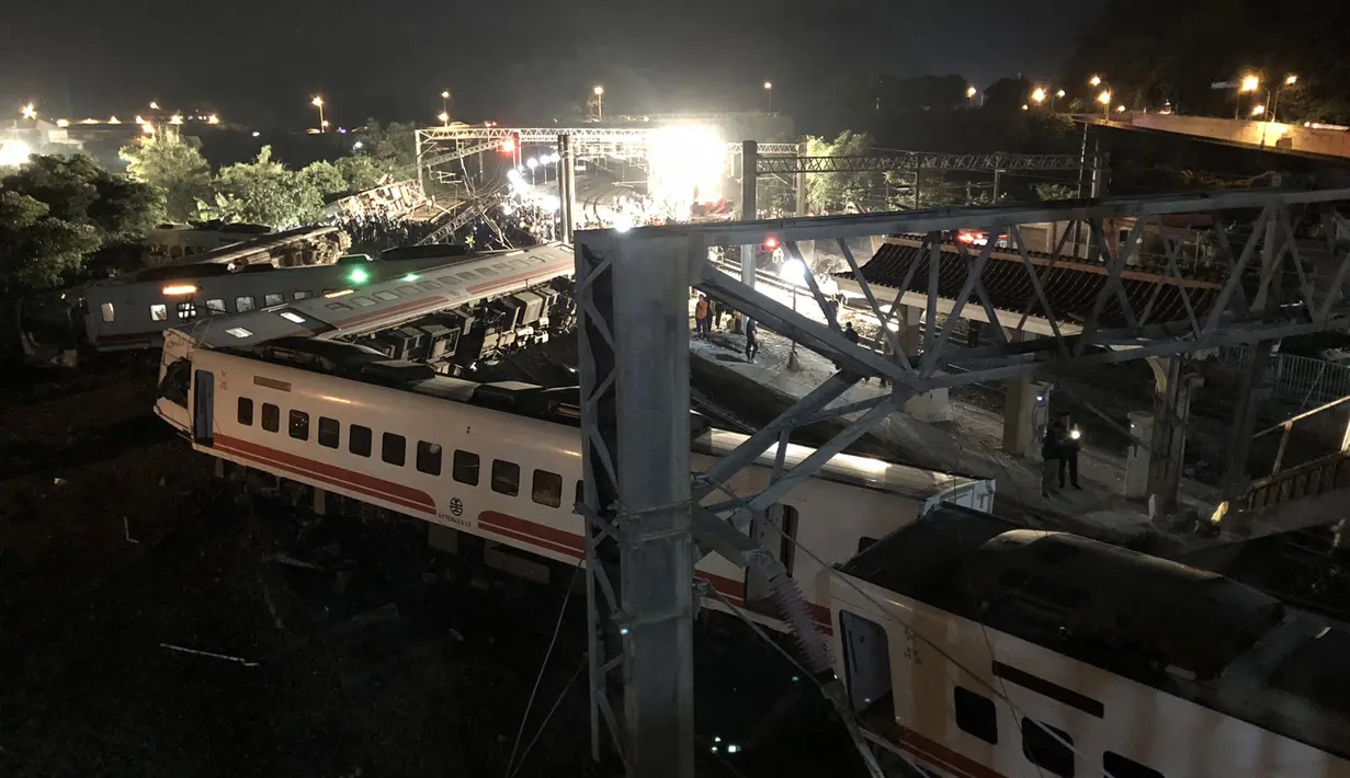 Pemandangan setelah kereta Puyuma Express tergelincir di dekat Stasiun Xinma, Yilan, Taiwan, Minggu (21/10). Kereta mengangkut 366 orang dalam perjalanan dari Taipei ke Taitung. (Handout/Taiwan Railway Administration/AFP)
