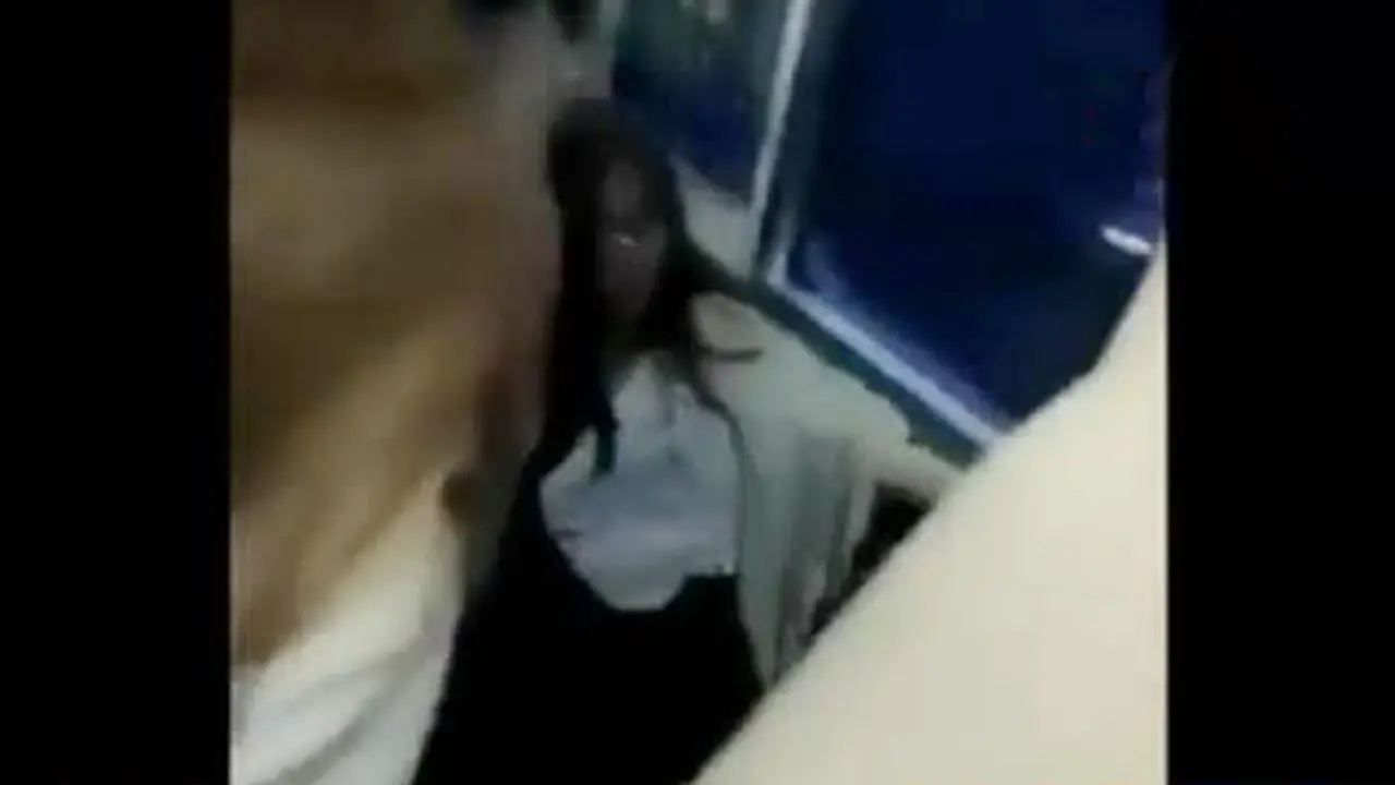 Detik-Detik Penumpang Commuter Line Saling Jambak Berebut Duduk