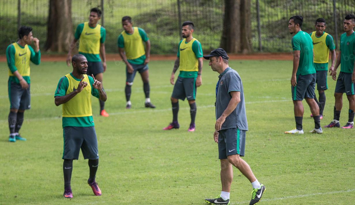 Kapten Timnas Indonesia, Boaz Solossa, tampak memberikan masukan kepada asisten pelatih, Wolfgang Pikal, saat berlatih di Lapangan SPH Karawaci, Banten, Minggu (11/12/2106). (Bola.com/Vitalis Yogi Trisna)