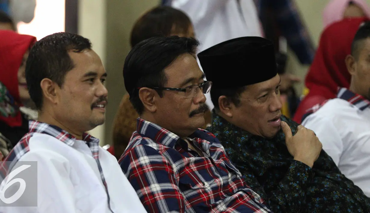 Calon Wagub DKI Jakarta, Djarot Saiful Hidayat (tengah) saat menghadiri deklarasi Relawan Matahari di Jakarta, Minggu (13/11). Deklarasi tersebut sebagai dukungan untuk Ahok dan Djarot di Pilkada DKI 2017. (Liputan6.com/Faizal Fanani)