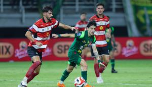 Persebaya Surabaya melawan Madura United pada lanjutan BRI Super League 2025/2026 di Stadion Gelora Bung Tomo Jumat (17/4/2026). (Bola.com/M Iqbal Ichsan)