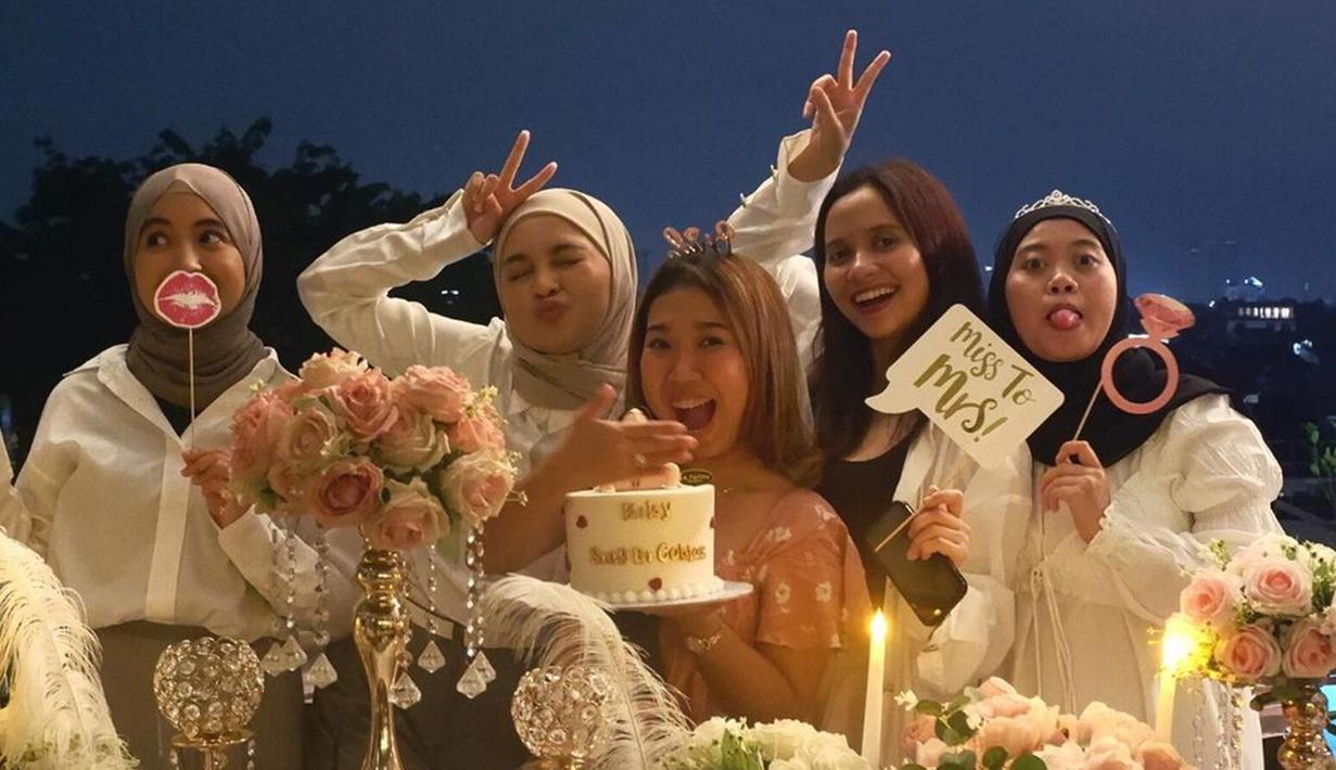 Jelang pernikahan, Neneng juga ikut dalam acara bridal shower Kiky Saputri. Bersama para sahabat lain yang juga komika, mereka tampak bahagia melihat Kiky akan segera mengakhiri masa lajangnya. Sebagai sahabat terdekat Kiky, mereka juga memakai dresscode yang sama agar kompak. (Liputan6.com/IG/@jakartasurpriseplanner)