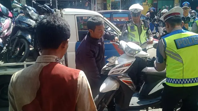 Beberapa kendaraan roda nampak diamankan petugas kepolisian di beberapa area parkir liar selama operasi patuh Lodaya 2019 berlangsung