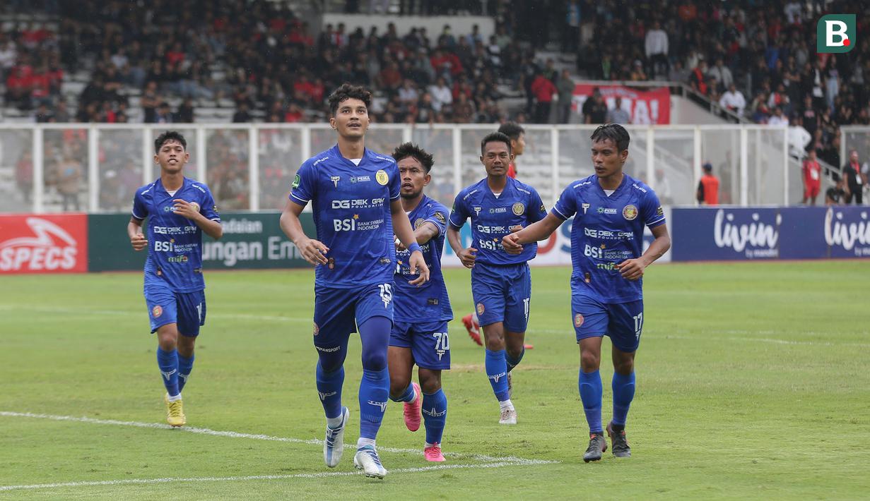 <p>Selebrasi pemain Persiraja Banda Aceh, Zikri Ferdiansyah (tengah) setelah mencetak gol ke gawang Malut United lewat eksekusi penalti pada laga leg kedua perebutan tempat ketiga Pegadaian Liga 2 2023/2024 atau playoff promosi Liga 1 2024/2025 di Stadion Madya, Senayan, Jakarta, Sabtu (9/3/2024). (Bola.com/Abdul Aziz)</p>