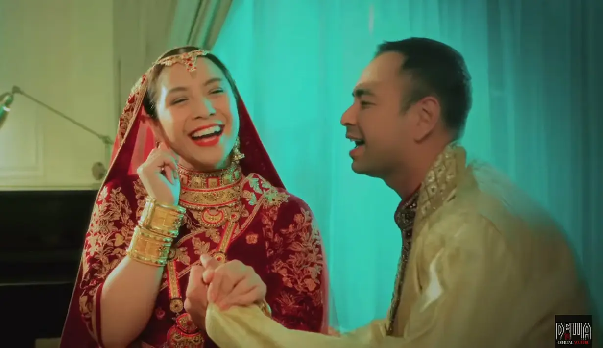 Nagita Slavina dan Raffi Ahmad didapuk menjadi model video klip lagu terbaru Ahmad Dhani dan Raisa. Keduanya pun tampil mengenakan pakaian khas pasangan India. [YouTube Dewa19]