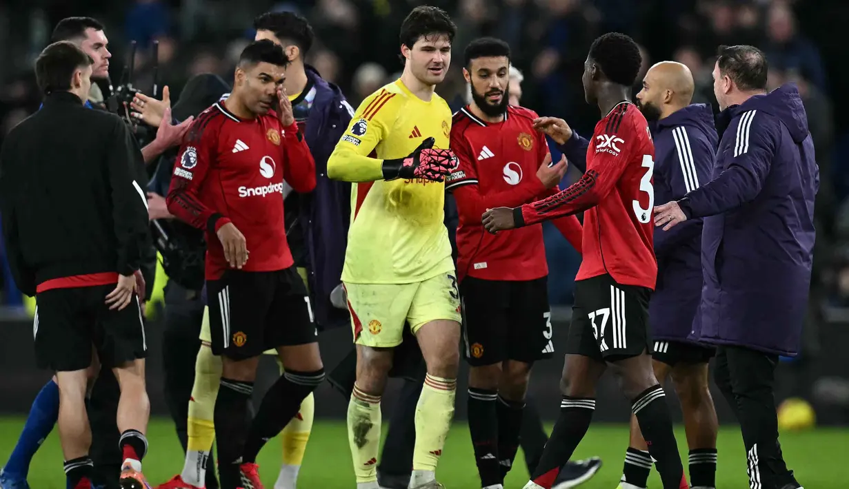 Reaksi penjaga gawang Manchester United asal Belgia, Senne Lammens (tengah) setelah pertandingan pekan ke-27 Liga Primer Inggris 2025/2026 melawan Everton di Stadion Hill Dickinson, Liverpool, barat laut Inggris, Senin 23 Februari 2026 waktu setempat atau Selasa 24 Februari 2026 dini hari WIB. Manchester United sukses memetik kemenangan di pertandingan pekan ke-27 Premier League 2025/2026. (Paul ELLIS/AFP)