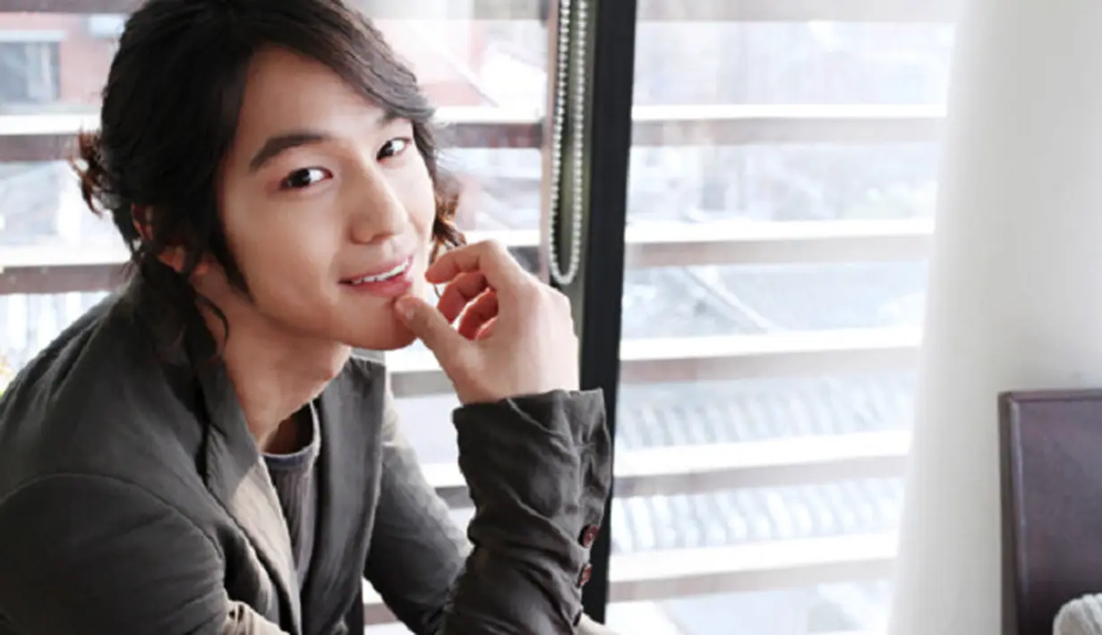 Kim Bum sendiri bukan satu-satunya artis Korea yang menjalankan tugas wajib militernya dengn kerja sosial. Sebelumnya Lee Min Ho juga kerja sosial lantaran kecelakaan yang dialaminya 2006 silam. (Foto: Soompi.com)