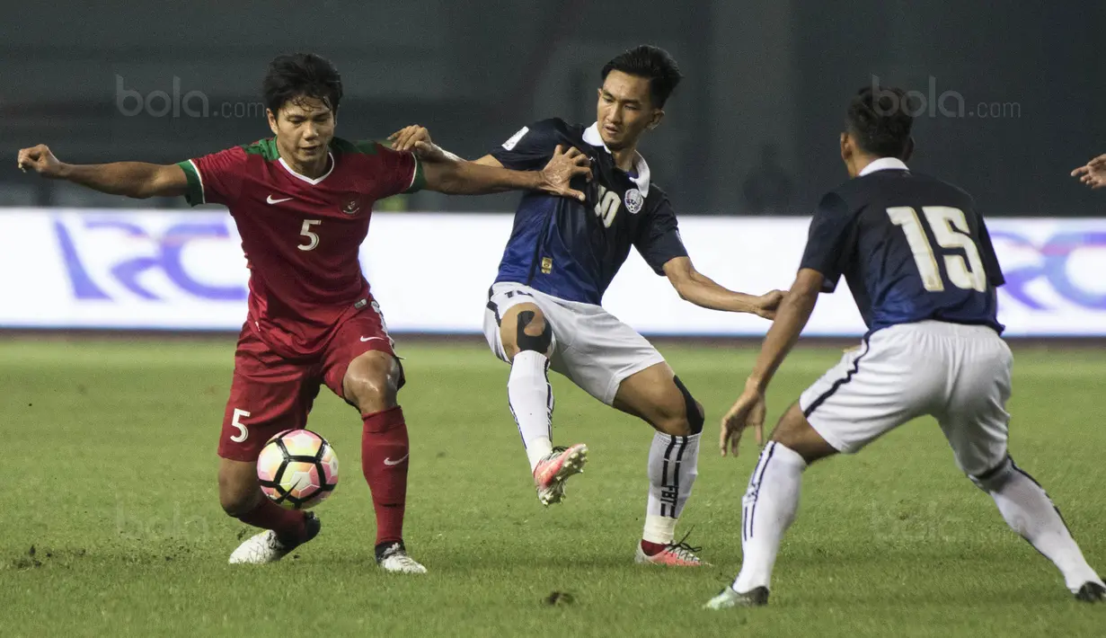Bek Timnas Indonesia, Achmad Jufriyanto, mengontrol bola saat melawan Kamboja pada laga persahabatan di Stadion Patriot, Bekasi, Rabu (4/10/2017). Indonesia menang 3-1 atas Kamboja. (Bola.com/Vitalis Yogi Trisna)