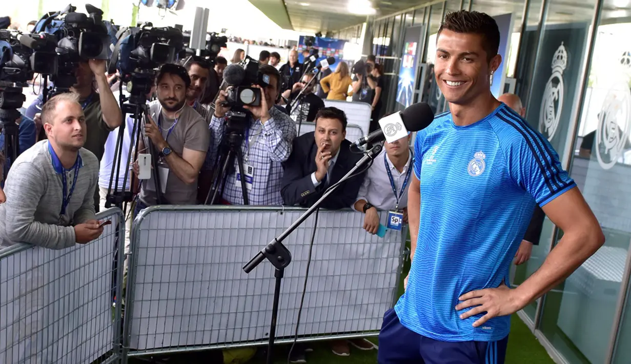 Striker Real Madrid, Cristiano Ronaldo, tersenyum saat menjawab pertanyaan wartawan dalam Open Media Day di kompleks olah raga Real Madrid, (24/5/2016). (AFP/Gerard Julien)