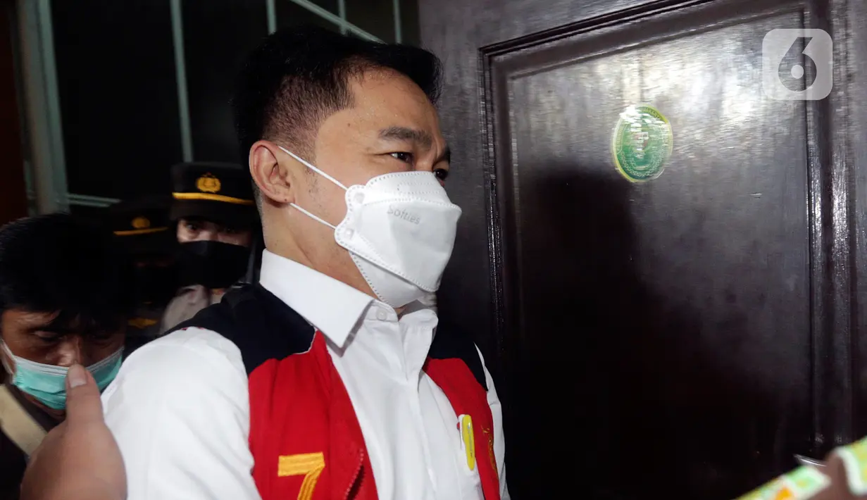 Terdakwa kasus obstruction of justice atau upaya untuk menghalang-halangi suatu proses hukum pada kasus pembunuhan Brigadir Nofriansyah Yosua Hutabarat atau Brigadir J, Arif Rahman Arifin bersiap untuk menjalani sidang lanjutan dengan agenda pembacaan tuntutan oleh Jaksa Penuntut Umum (JPU) di Pengadilan Negeri (PN) Jakarta Selatan, Jumat (27/1/2023). Mantan Wakaden B Biropaminal Divpropam Polri tersebut dituntut 1 tahun penjara dan denda Rp 10 juta subsider 3 bulan kurungan. (Liputan6.com/Johan Tallo)
