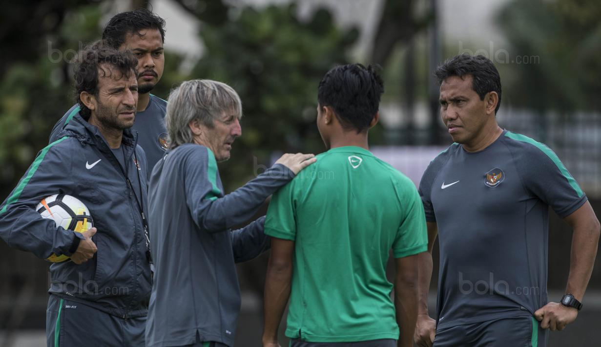 Pelatih Timnas Indonesia, Luis Milla, berdiskusi dengan Muhammad Hargianto saat latihan di Lapangan ABC Senayan, Jakarta, Jumat (19/1/2018). Pemusatan latihan ini dilakukan jelang Asian Games 2018. (Bola.com/Vitalis Yogi Trisna)