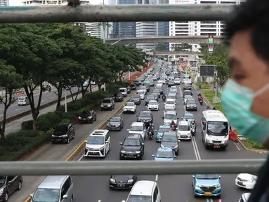 Kendaraan terjebak kepadatan di Jalan Jenderal Sudirman, Jakarta, Selasa (12/3). Berdasar hasil studi Greenpeace dan IQAirVisual, pada 2018 lalu Jakarta merupakan kota dengan polusi udara terburuk di Asia Tenggara. (Liputan6.com/Helmi Fithriansyah)