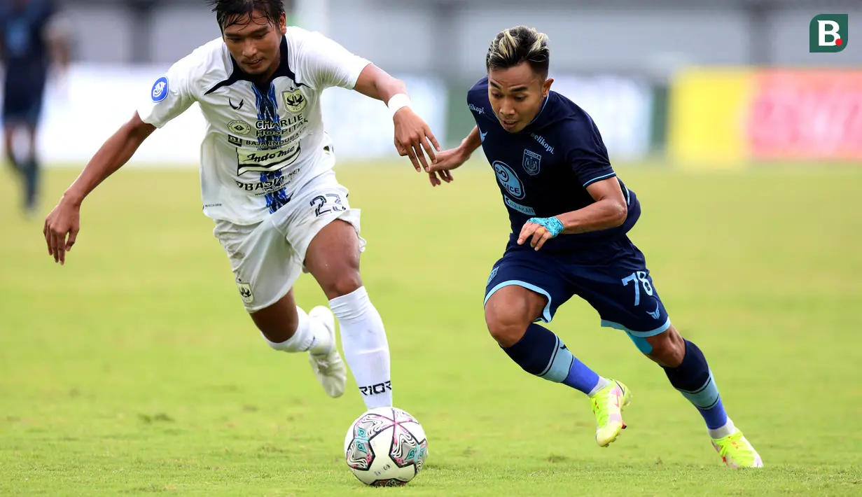 Persela Lamongan berusaha memperkecil serangan. Hasilnya, Laskar Jokotingkir mendapatkan hadiah penalti usai Rio Saputro melakukan handball di kotak terlarang. (Bola.com/M Iqbal Ichsan)