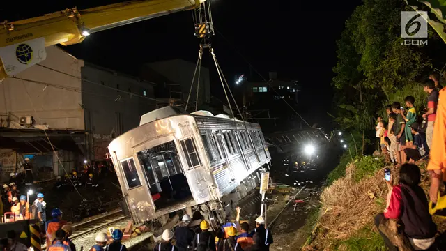 Proses Evakuasi KRL Anjlok Terus Dikebut