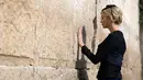 Putri Presiden Amerika Serikat Donald Trump, Ivanka Trump menyentuh Tembok Ratapan saat mengunjungi tempat suci milik kaum Yahudi itu di Yerusalem, Senin (22/5). (Heidi Levine, pool via AP)