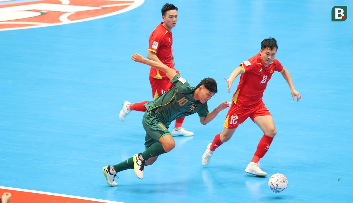 Pemain Timnas Futsal Indonesia, Firman Adriansyah menggiring bola dibayangi pemain Vietnam, Tu Minh Quang dalam laga perempat final Piala Asia Futsal 2026 di Indonesia Arena, Senayan, Jakarta, Selasa (03/02/2026). (Bola.com/Muhammad Iqbal Ichsan)