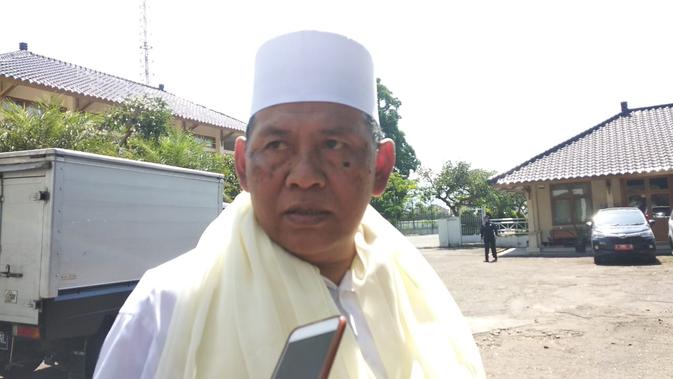 Ketua MUI Garut KH Sirojul Munir saat dikonfirmasi sejumlah wartawan di Garut (Liputan6.com/Jayadi Supriadin)