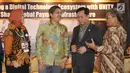 CEO PT Envy Technologies Indonesia Mohd Sopiyan Mohd Rashdi (kedua kiri) berbincang dengan Ketua Umum KADIN Eddy Ganefo, Direktur Bisnis PT. Bank BNI Syariah dan Rektor Univ Al Azhar Indonesia di Jakarta  Rabu (8/8). (Liputan6.com)