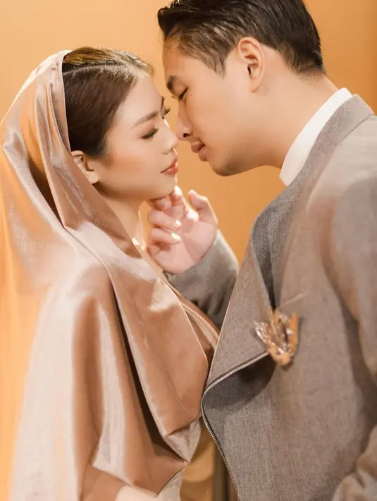 Bersama sang suami,Anthony Tjipto, Clarissa melakoni pemotretan indor dengan konsep “Dune” yang memikat. [@clarissatanoe].