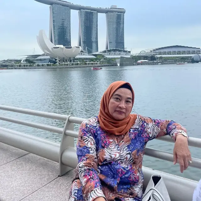 Pose Ibu Jeje Govinda yang fotogenik (Instagram/ faridabudyarti50)