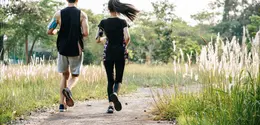 Ilustrasi olahraga bersama pasangan, lari, joging. (Image by jcomp on Freepik)