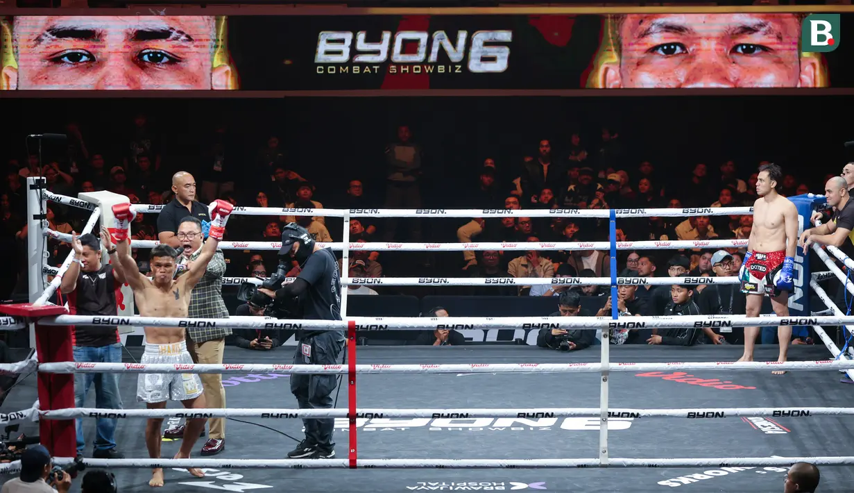 Petarung Indonesia, Haris Sofyan, merayakan kemengan atas petarung Malaysia, Mohammed (Jordan Boy), pada pertandingan Byon Combat Showbiz Vol. 6 di Tennis Indoor Senayan, Jakarta, Sabtu (22/10/2025). (Bola.com/M Iqbal Ichsan)