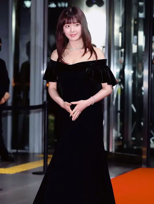 Lee Yoo Bi pun tampil memukau dalam balutan off-the-shoulder dress berwarna hitam dari bahan velvet. [Foto: Instagram/yubi_global]