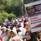 Massa Sahabat Muslim Rohingya membawa poster dalam unjuk rasa di depan Kedubes Myanmar, Jakarta Pusat, Senin (4/9). Sejumlah peserta yang didominasi wanita itu mengutuk kekerasan yang menimpa Muslim Rohingya di Myanmar. (Liputan6.com/Immanuel Antonius)