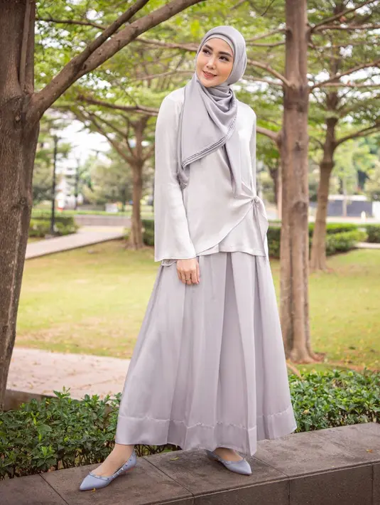 “Salah satu yang aq syukuri banget salah satunya punya support system yg MasyaAllah banget yaitu keluarga ku tersayang,dan tahun ini kita merayakan nya dengan menikmati semua ciptaan indah Mu y Allah..baru kali ini kita nyobain sesuatu yg adventure gini,” ungkapnya. (Instagram/fenitarie)