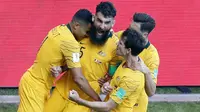 Para pemain Australia merayakan gol yang dicetak oleh Mile Jedinak ke gawang Prancis pada laga Piala Dunia di Kazan Arena, Sabtu (16/6/2018). Prancis menang 2-1 atas Australia. (AP/Hassan Ammar)