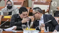 Menteri BUMN RI Erick Thohir berbincang dengan Wakil Menteri BUMN II Kartika Wirjoatmodjo (kanan) mengikuti Rapat Kerja dengan Komisi VI DPR RI di gedung Parlemen, Jakarta, Senin (5/12/2022). Rapat kerja membahas evaluasi pelayanan dan pencapain kinerja Kementerian BUMN RI Tahun 2022 serta rencana aksi pembinaan BUMN Tahun 2023. (Liputan6.com/Angga Yuniar)