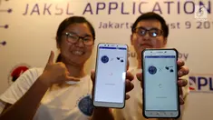 Pendiri Volume Up! dan JakSL Jerick Hartono (kanan) dan Direktur Sign Language Center Indonesia Laura Lesmana Wijaya (kiri) menunjukan aplikasi JakSL saat peluncuran di Jakarta, Kamis (9/8). (Liputan6.com/Fery Pradolo)
