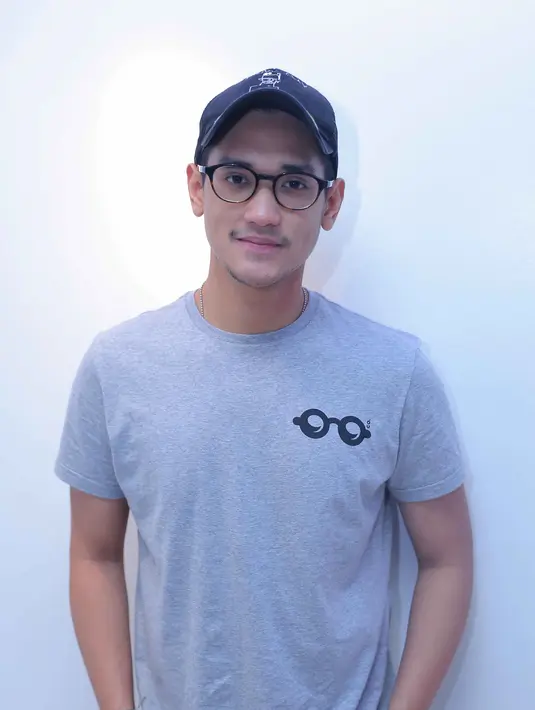 "Lagi ini datang untuk album saya. Pas sudah dikerjain, dibilang katanya ada film. Nah nanya ada lagu yang cocok dalam film ini gak. Nah pihak MP Pictures-nya itu suka, langsung digunakan dalam OST," tuturnya. (Nurwahyunan/Bintang.com)