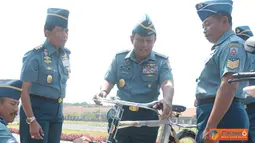 Citizen6, Surabaya: Penyerahan ratusan unit speda angin, diterima secara simbolis oleh Serma Bah Minarto, Bintara Utama  Puslatlekdalsen. (Pengirim: Penkobangdikal). 