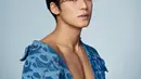Selanjutnya, Mingyu memerlihatkan dada bidangnya. Ia mengenakan jaket denim biru dengan aksen tulisan logo CK. [@rollingstonejapan/@calvinklein]