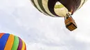 Balon udara terbang pada New Jersey Lottery Festival of Ballooning di Bandara Solberg, Readington, New Jersey, Amerika Serikat, 29 Juli 2022. Festival yang berlangsung hingga 31 Juli ini akan menampilkan sebanyak 100 balon. (AP Photo/Julia Nikhinson)