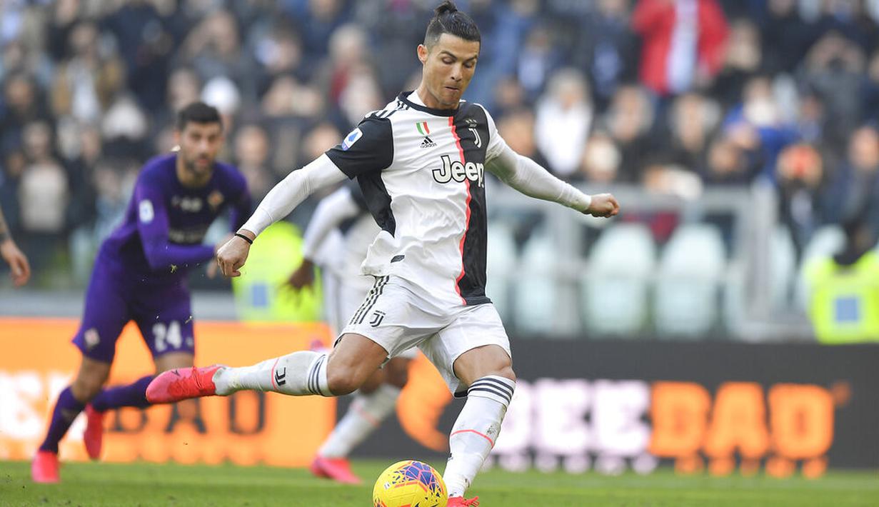 Striker Juventus, Cristiano Ronaldo, melepaskan tendangan ke gawang Fiorentina pada laga Serie A di Stadion Allianz, Minggu (2/2/2020). Juventus menang 3-0 atas Fiorentina. (AP/Fabio Ferrari)