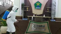 Penyemprotan disinfektan di Balai Kota Malang untuk mencegah penyebaran corona Covid-19 (Liputan6.com/Zainul Arifin)
