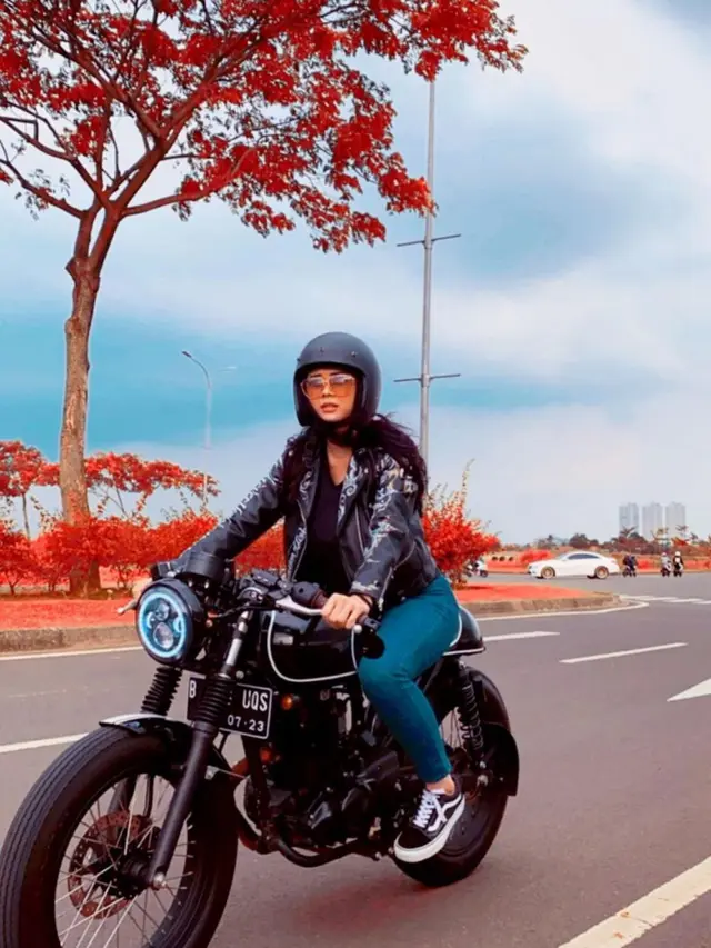 Hobi Naik Motor, Ini 6 Potret Aura Kasih saat Kendarai Vespa hingga Moge