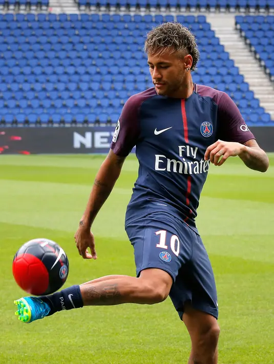 Penyerang Brasil, Neymar mengontrol bola dalam konferensi pers bersama PSG di Paris, (4/8). Neymar pindah dari Barcelona dengan nilai transfer 222 juta euro (Rp 3,5 triliun). (AP Photo/Michel Euler)