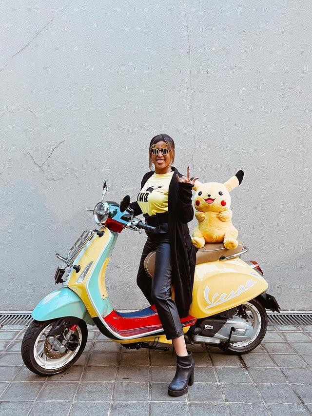 Awkarin naik Vespa (Instagram/@awkarin)