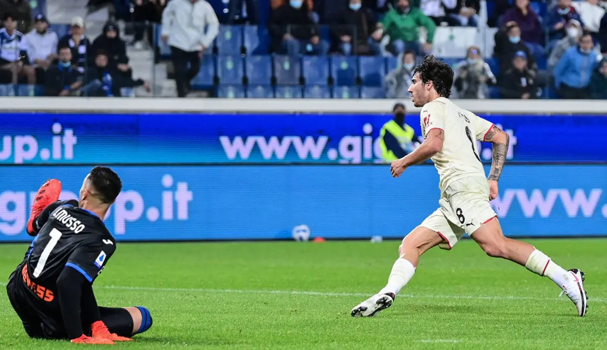 Pemain AC Milan Sandro Tonali (kanan) mencetak gol ke gawang Atalanta pada pertandingan Liga Italia Serie A di Stadion Gewiss, Bergamo, Italia, 3 Oktober 2021. AC Milan menang 3-2 atas Atalanta. (MIGUEL MEDINA/AFP)