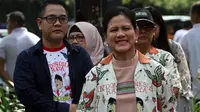 Ibu Negara Iriana Jokowi ikut melepas Gibran berangkat ke Semarang untuk mendaftar Cawalkot Solo di DPD PDIP Jawa Tengah, Kamis (12/12).(Liputan6.com/Fajar Abrori)
