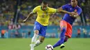 Gelandang Brasil, Richarlison, berusaha melewati bek Kolombia, Roger Martinez, pada laga persahabatan di Stadion Hard Rock, Florida, Jumat (6/9). Kedua negara bermain imbang 2-2. (AFP/Rhona Wise)